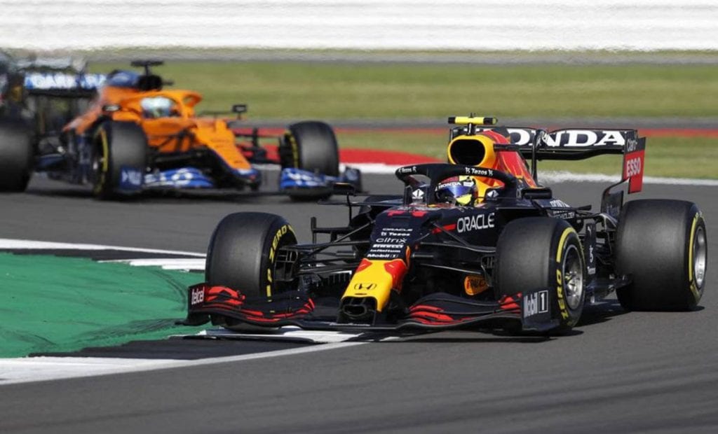 El piloto mexicano de Red Bull, Sergio ‘Checo’ Pérez, reconoció que tuvo una mala carrera sprint de la Fórmula 1 este sábado, pues por el trompo que lo mandó al final del contingente y su abandono que significa arrancar último no es lo mejor para el Gran Premio de Gran Bretaña.