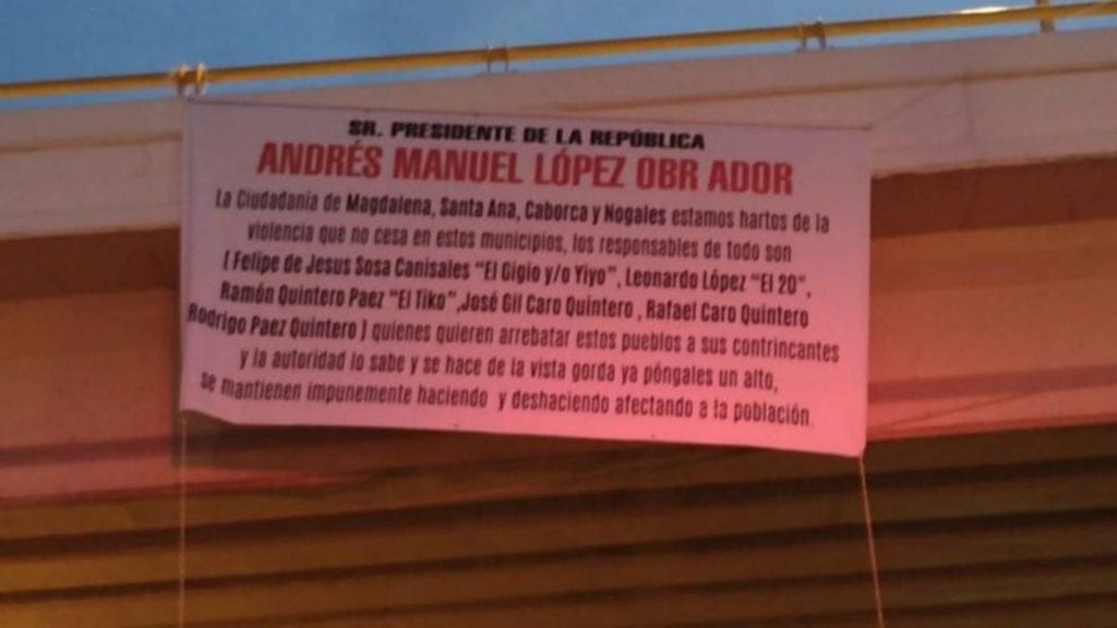 En Caborca, Sonora, en los dominios del capo Rafael Caro Quintero, fueron colocadas un par de narcomantas con mensajes al presidente Andrés Manuel López Obrador, quien realiza una gira de tres días por la entidad