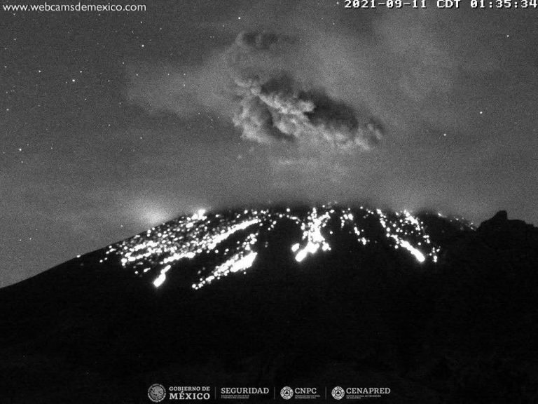 El volcán Popocatépetl registró una intensa actividad durante las primeras horas de este sábado que fue acompañada por la emisión de fragmentos incandescentes.