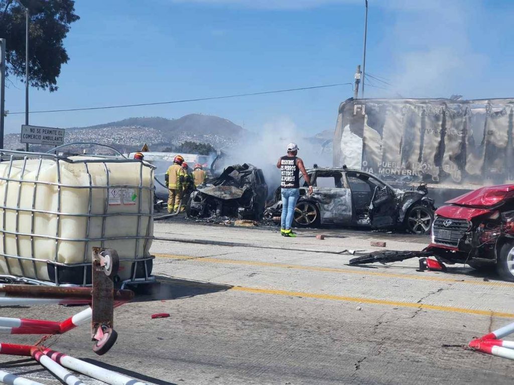 Al menos 18 personas murieron calcinadas tras un choque registrado esta tarde en la caseta de cobro San Marcos Huixtoco, de la autopista México-Puebla. El accidente se registró alrededor de las 13:00 horas, a la altura del municipio de Chalco, en las inmediaciones del kilómetro 3