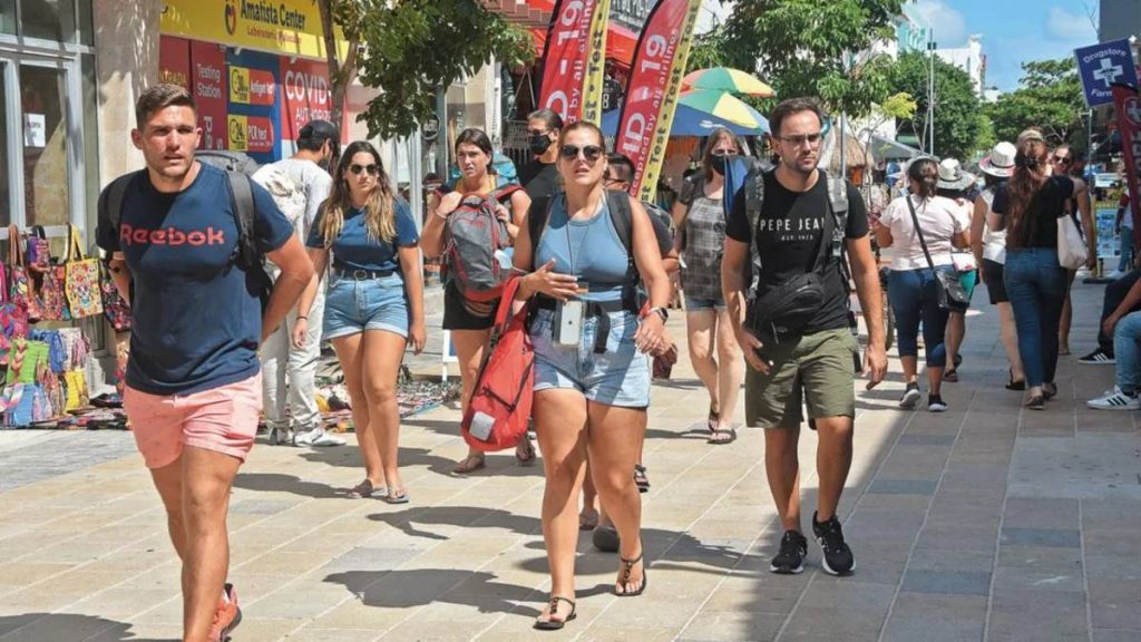 El turismo está recuperándose, especialmente el internacional. Aunque México todavía recibe un menor número de visitantes del extranjero, los que vienen ejercen un mayor gasto durante su estancia, lo que ha provocado una entrada inédita de divisas por este concepto. 