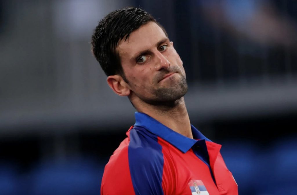 Niega Australia ingreso a Djokovic y le quita la visa.