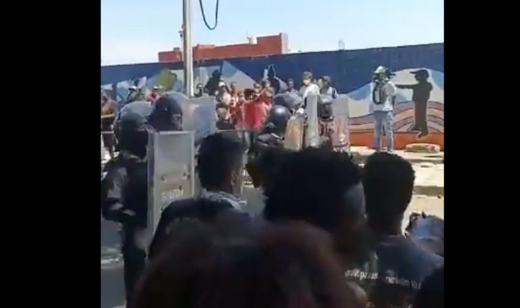 Chocan migrantes y agentes de GN en Tapachula.