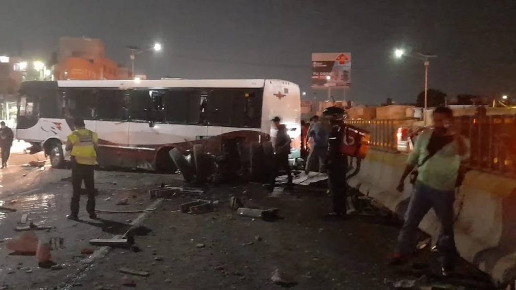 aparatoso choque se registró la noche de este sábado en la carretera México - Pachuca, en el Estado de México, el cual dejó al menos 30 lesionados