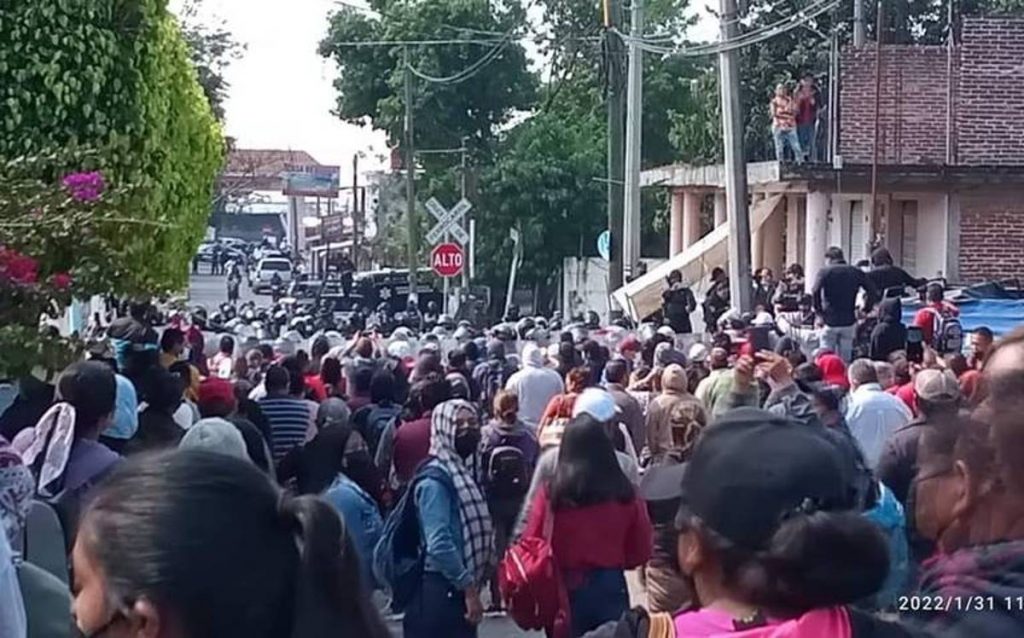 Integrantes de la CNTE se enfrentaron con golpes, piedras y cohetones contra elementos de la Guardia Nacional y de la Secretaría Seguridad Pública estatal