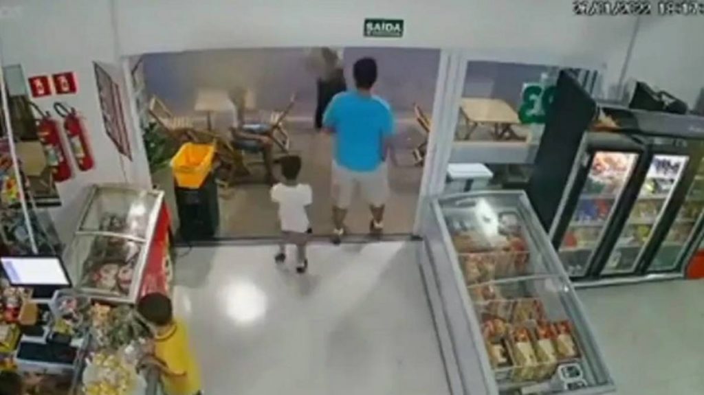 En segundos, un hombre desarmó y golpeó a un ladrón que intentó asaltarlo frente a su hijo pequeño.