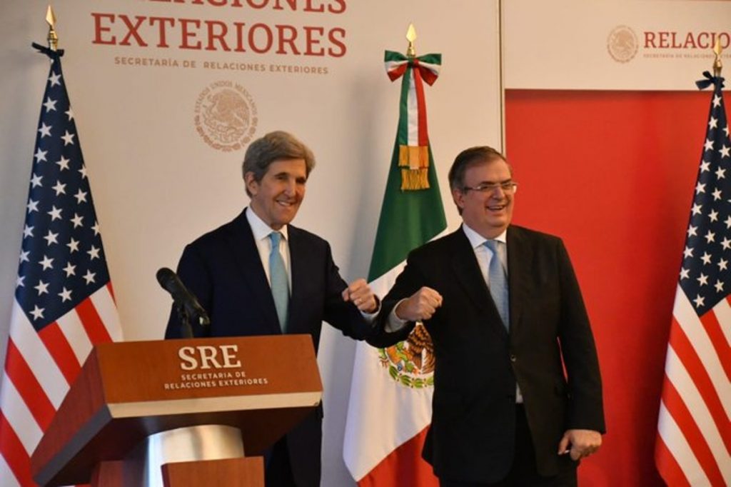 John Kerry y Marcelo Ebrard.