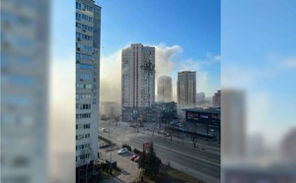 Un misil ruso alcanzó un gran edificio residencial en Kiev; sin embargo, hasta el momento no se ha informado sobre posibles víctimas