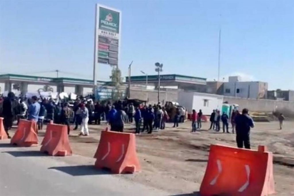 Unos cien operadores de camiones que trabajan en las obras del Aeropuerto Internacional "Felipe Ángeles", se manifestaron en contra del Sindicato Libertad, que -aseguran- los extorsionan con cuotas.