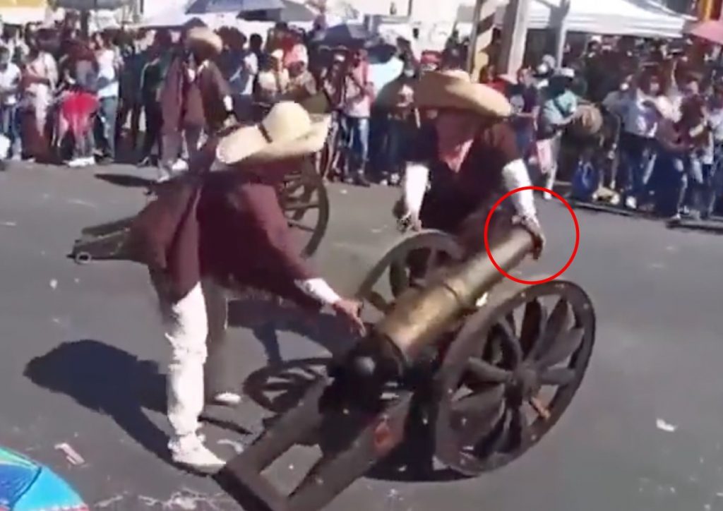 Pierde Hombre una mano tras ponerla en un cañón en Carnaval de Huejotzingo