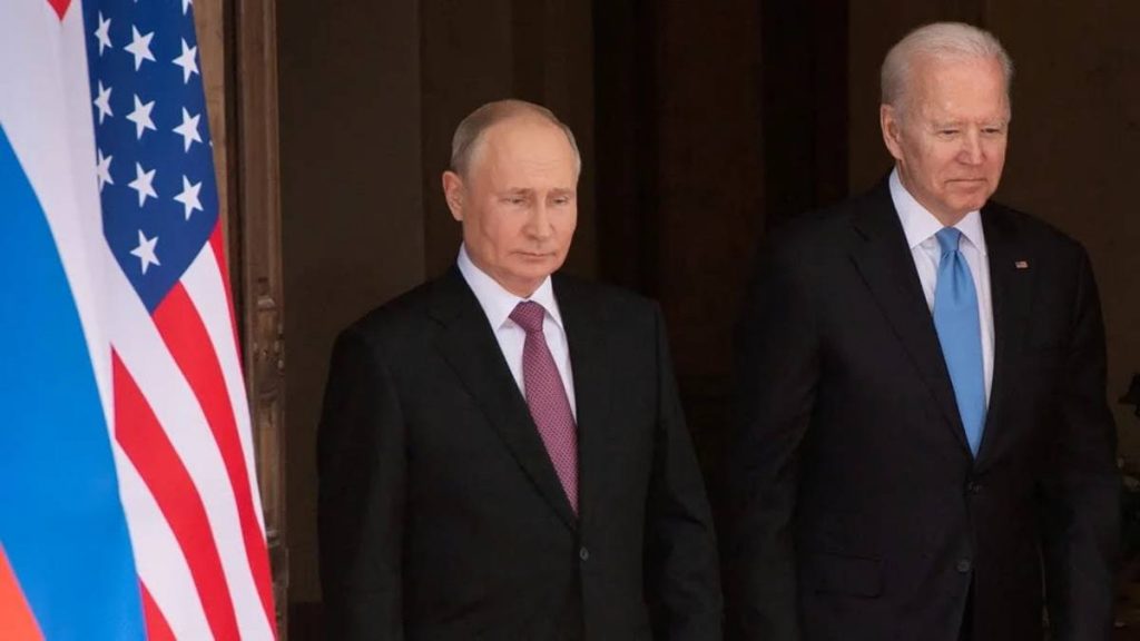 Joe Biden, y su homólogo ruso, Vladimir Putin, han mantenido este sábado una conversación teléfonica que ha durado una hora y en la que el estadounidense ha advertido de "rápidas y severas sanciones" si Rusia se decide a invadir Ucrania.