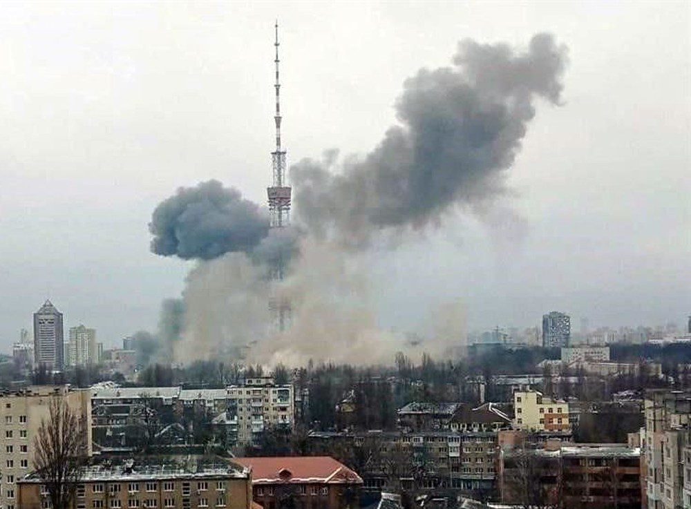 Rusia atacó una torre de TV en Kiev, Ucrania.