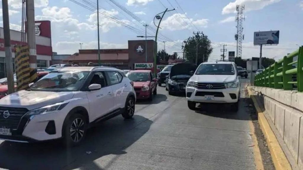 A unos minutos de que fuera inaugurado el puente atirantado en Pachuca, cuatro automóviles participaron en un accidente vial