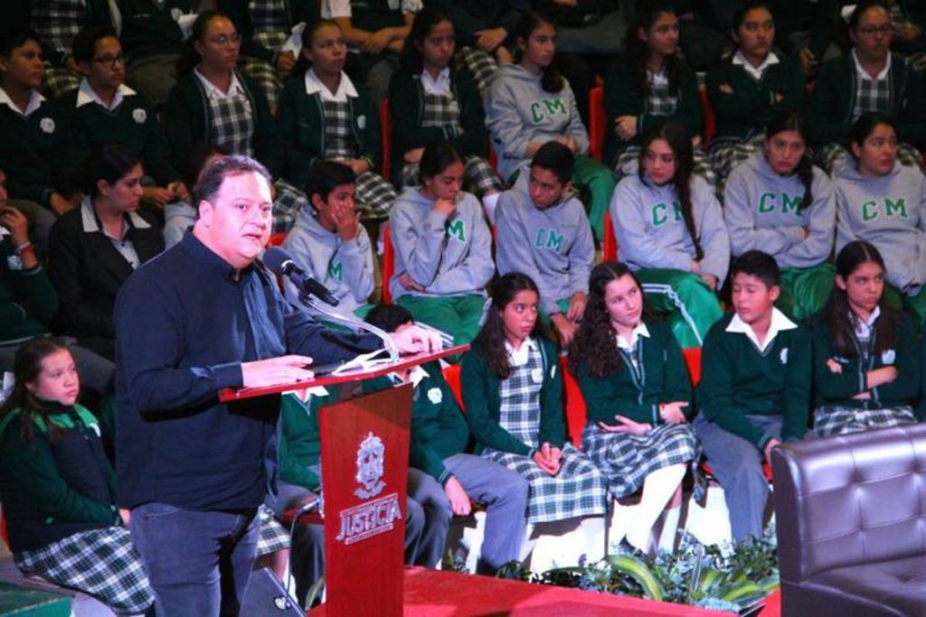 Sebastián Marroquín, hijo del capo colombiano Pablo Emilio Escobar Gaviria, estuvo en San José Iturbide, Guanajuato, donde impartió una conferencia a más de 3 mil estudiantes de secundaria