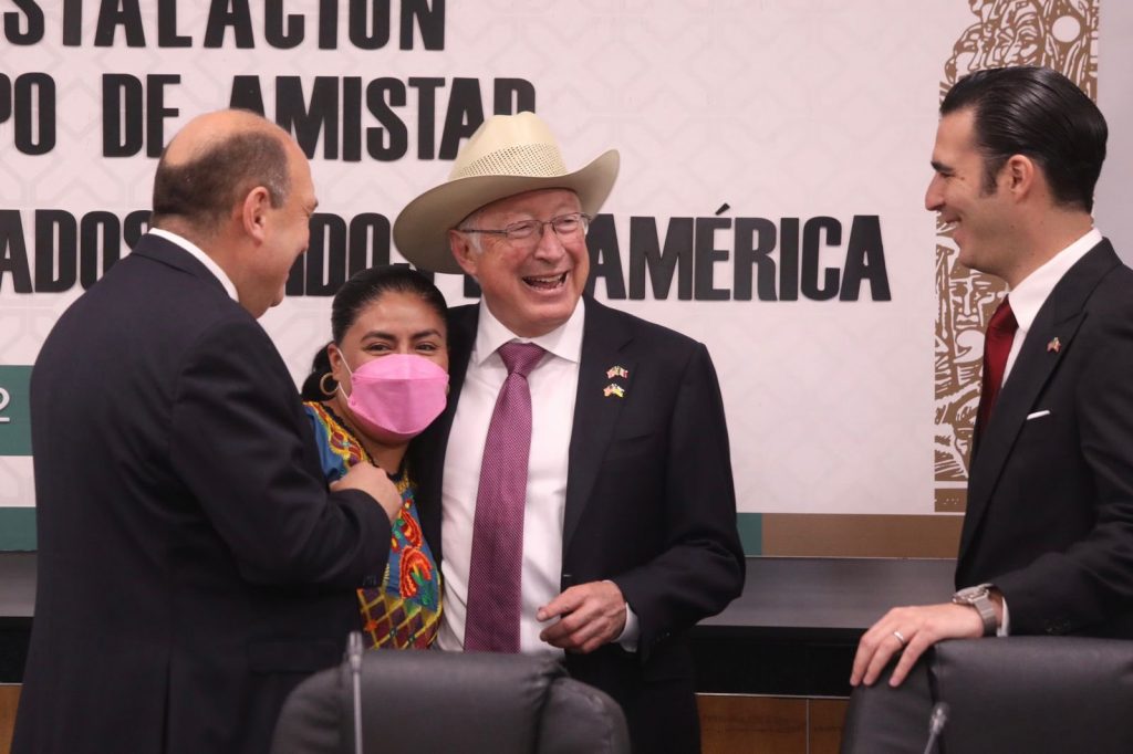 Ken Salazar advirtió que México no puede ser cercano a Rusia