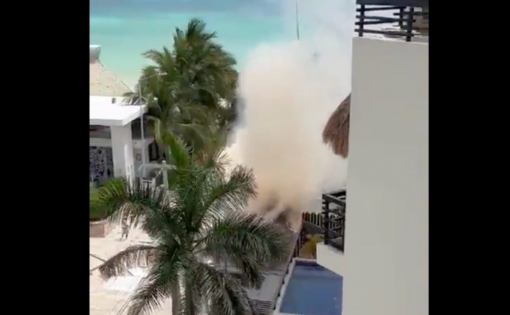 Mueren 2 tras explosión de tanque de gas en restaurante en Playa del Carmen.