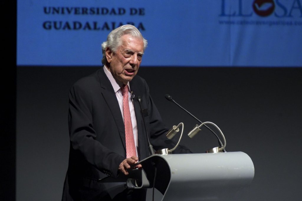 Mario Vargas Llosa evoluciona favorablemente al tratamiento contra COVID-19