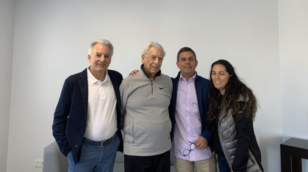 Mario Vargas Llosa vence al COVID-19; publicó una nota agradeciendo