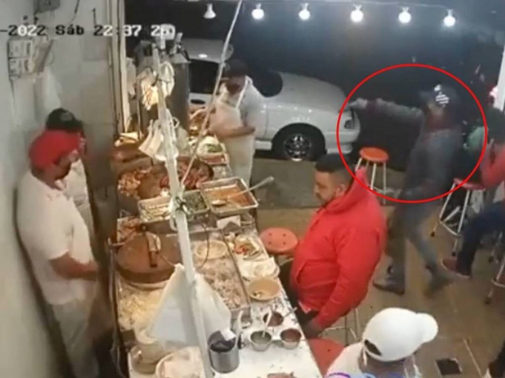 Personas disfrutaban de una cena en una taquería de Naucalpan, Estado de México, cuando fueron atracados con violencia por tres sujetos