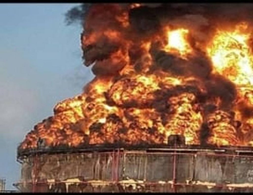 La refinería “Antonio Dovalí Jaime” de Petróleos Mexicanos (Pemex), ubicada en el puerto de Salina Cruz, registra un fuerte incendio que se reactivó la madrugada de este sábado