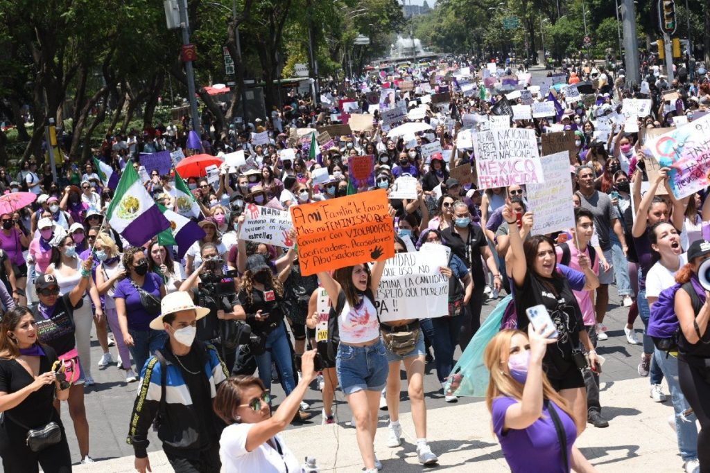 Mujeres marchan contra los feminicidios