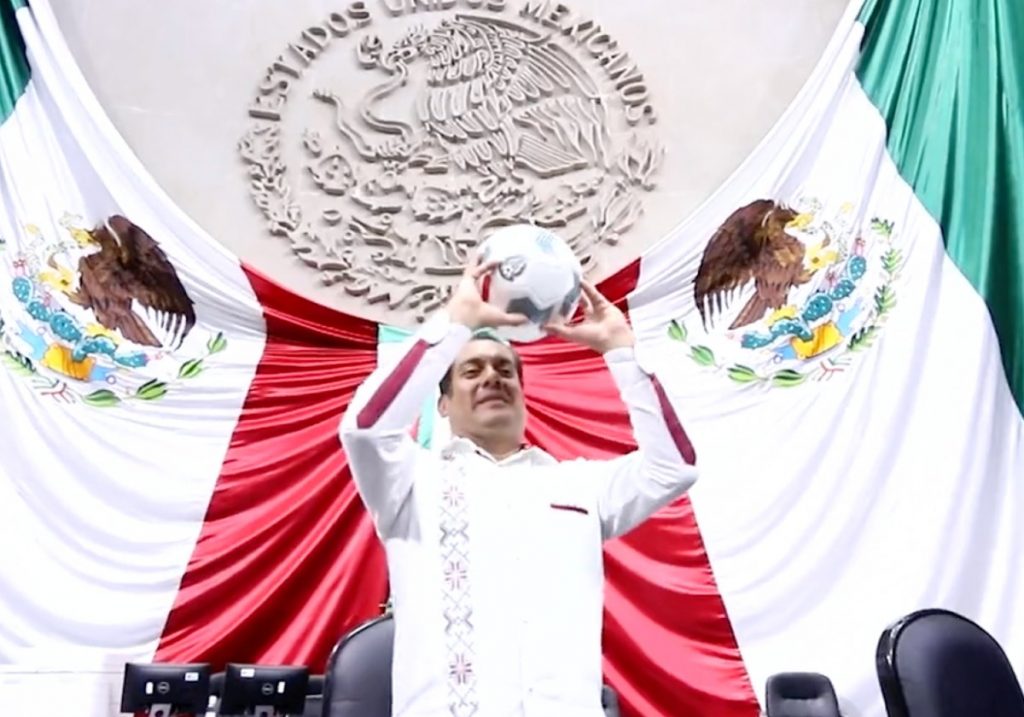 Tunden a Sergio Gutiérrez por usar el pleno de la Cámara de Diputados para cascarita