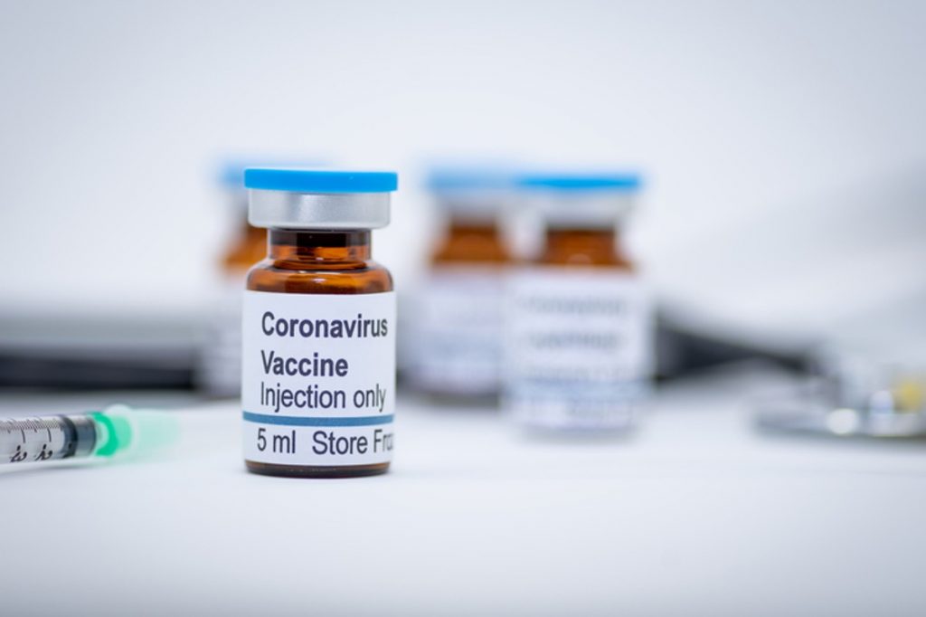 La agencia federal señaló que la autorización de emergencia de la vacuna COVID-19 se restringirá a los mayores de 18 años.