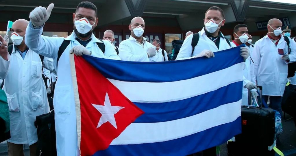 El juez desechó la medida cautelar solicitada por el demandante que solicitaba frenar la llegada de médicos cubanos a México