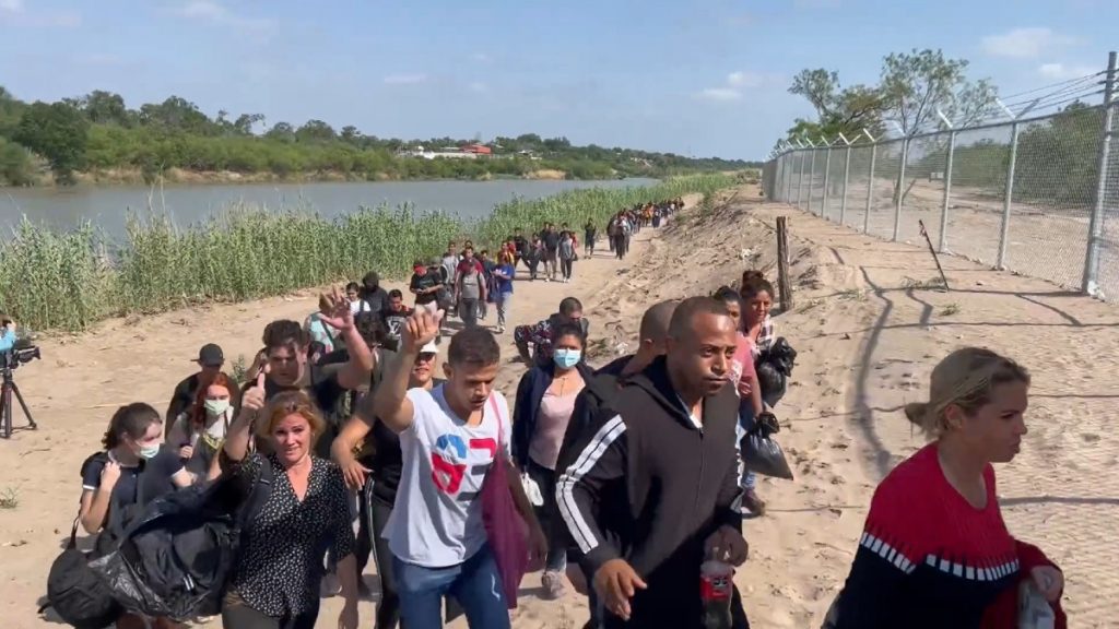 Juez de EU mantiene medida implementada por Trump que restringe ingreso de migrantes