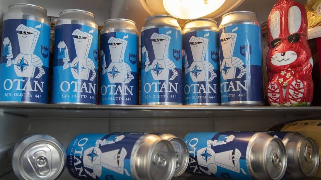 Finlandia festeja unirse a la Organización del Tratado del Atlántico Norte, lanzanfo al mercado una cerveza que bautizó como OTAN