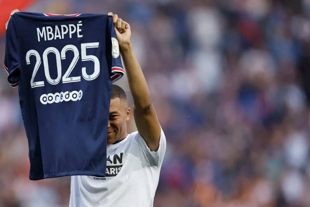 . Kylian Mbappé seguirá siendo futbolista del París Saint-Germain (PSG) al menos hasta 2025.