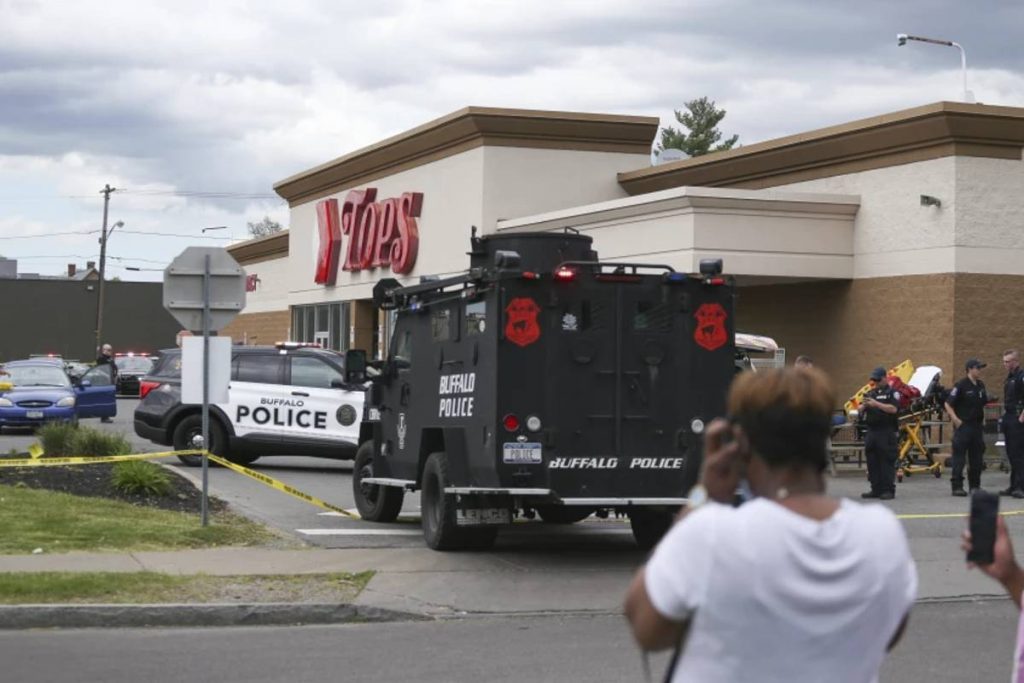 10 personas murieron en un tiroteo registrado la tarde del sábado en un supermercado en Buffalo, Nueva York, indicaron dos funcionarios.