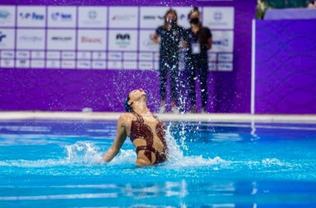 Nadadora Anita Álvarez es rescatada por entrenadora en Mundial de Natación