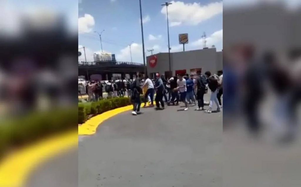 La tarde de este viernes se registró una riña entre varios jóvenes en el estacionamiento de una tienda comercial del municipio de Coacalco, en el Estado de México.