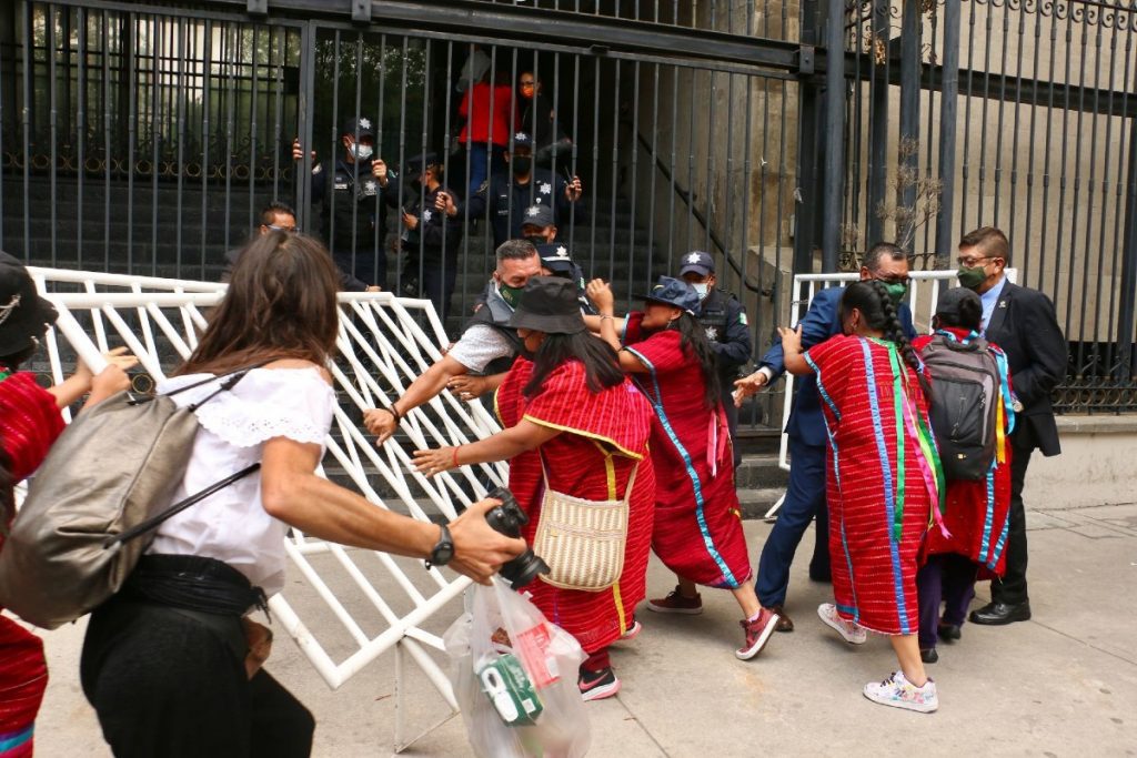 Triquis desplazados protestan frente a Palacio Nacional; piden reunión con AMLO