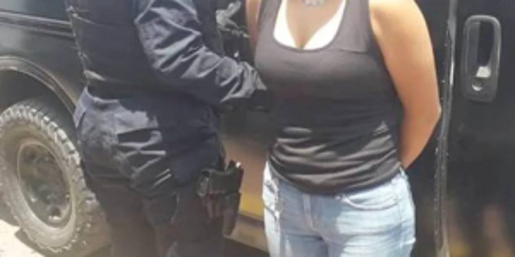 Una joven de 18 años de edad, fue detenida por elementos de la Secretaría de Seguridad Ciudadana de la CDMX, días después de que presuntamente hubiera matado a su mamá y a su tío