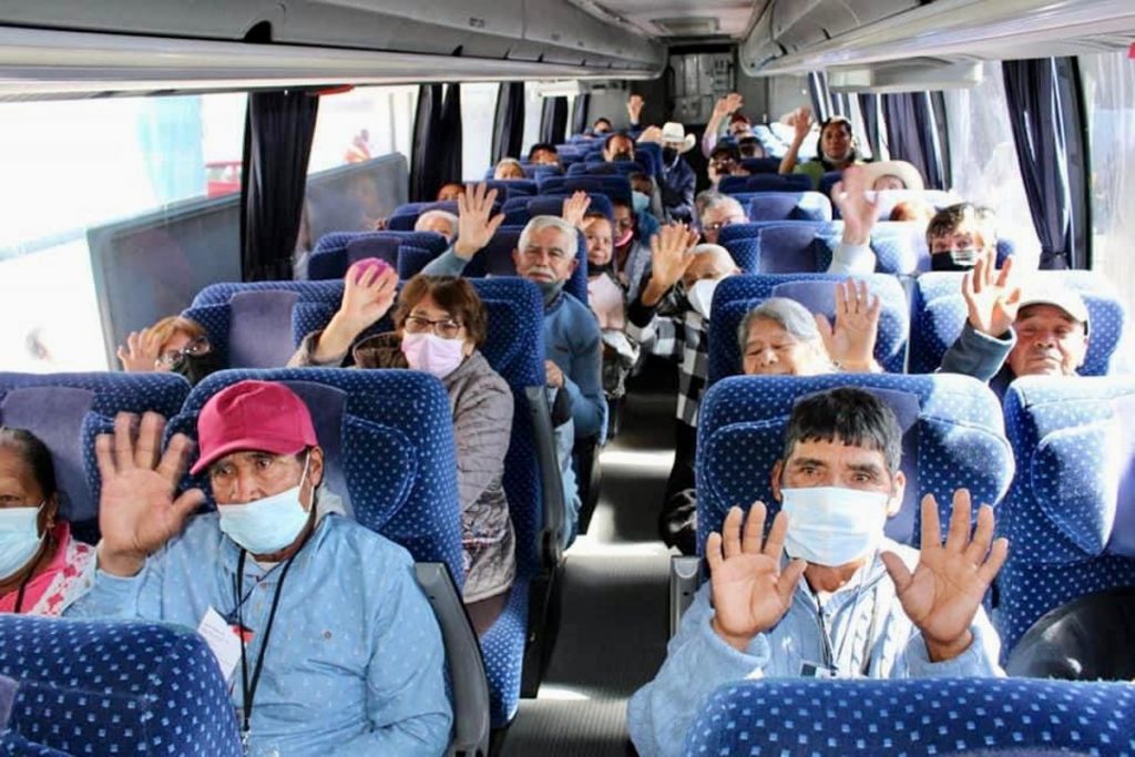 Viajan adultos mayores de Hidalgo a EU para reencontrarse con sus hijos migrantes