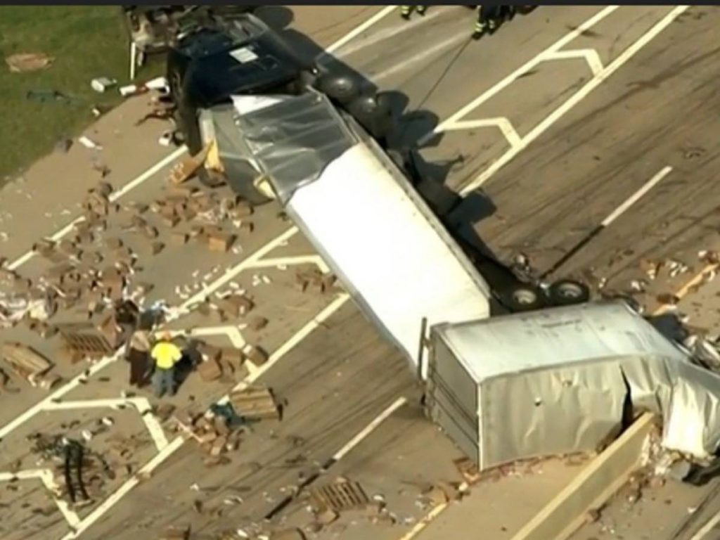 Una carretera de Oklahoma, Estados Unidos, quedó llena de juguetes para adultos luego de que un camión que transportaba los productos chocara y volcara.