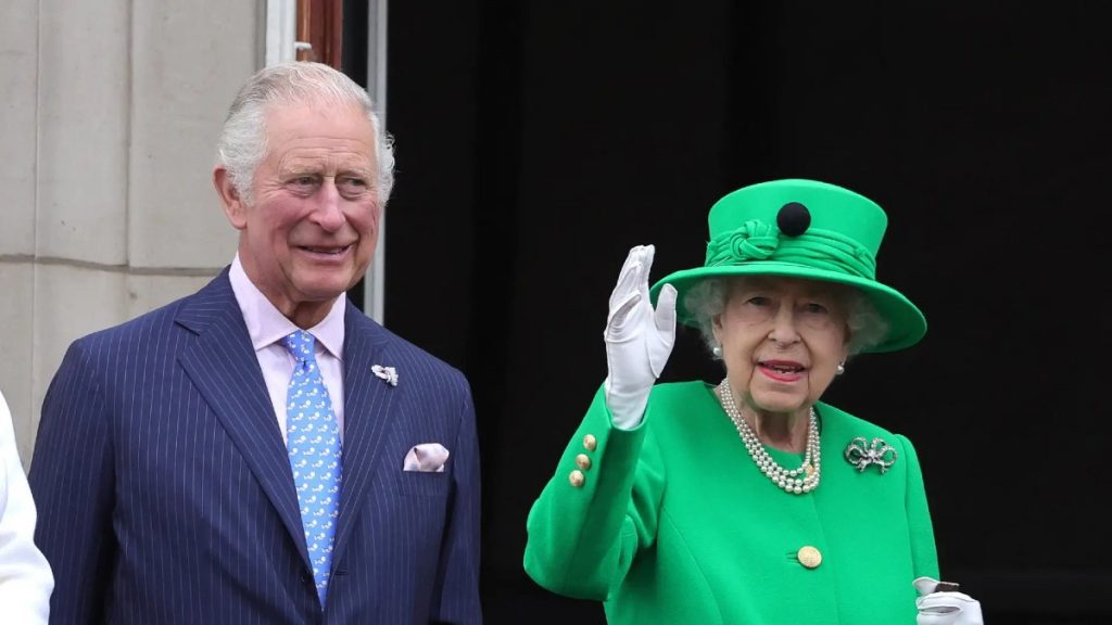 Isabel II ¿quién sucederá a la reina en el trono?