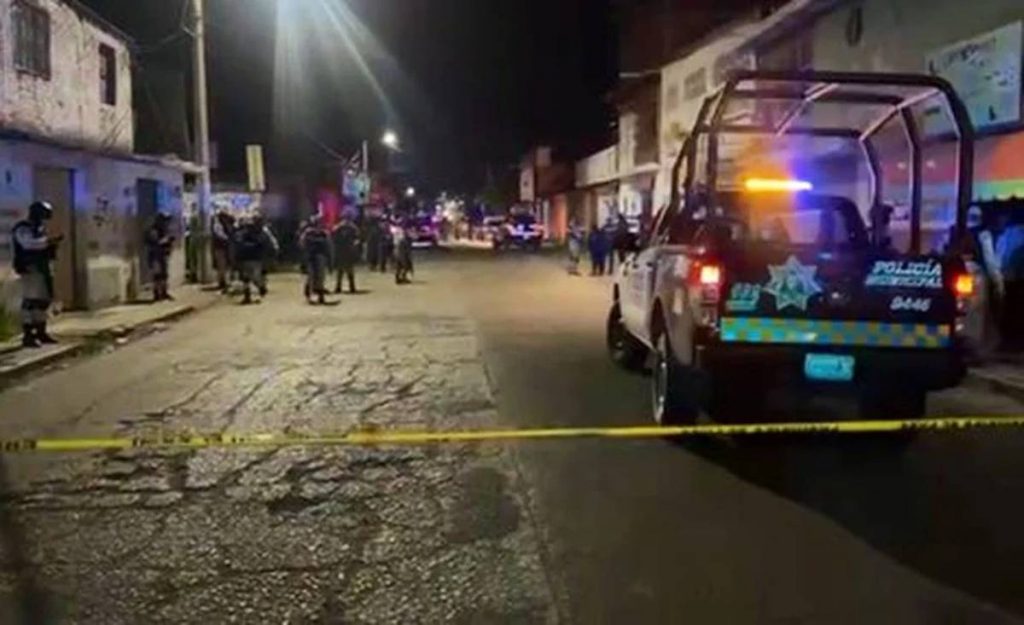 Doce personas, 6 hombres y 6 mujeres, murieron y al menos tres más resultaron heridas tras haber sido víctimas de un ataque armado en un bar