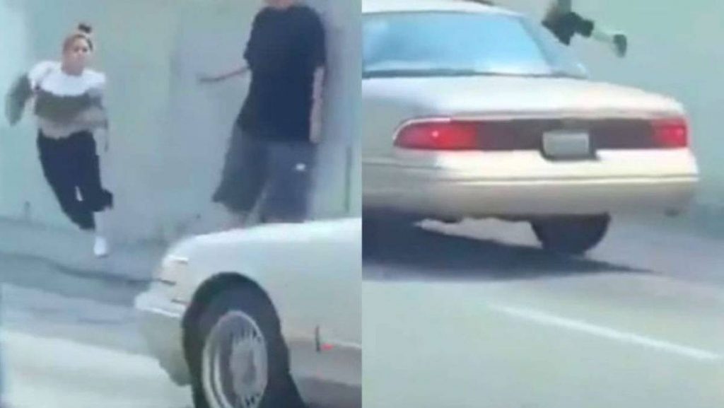 Se ha hecho viral en Twitter el video de una mujer que, tras pelear con su novio, se lanza contra un auto en movimiento para que la atropellen