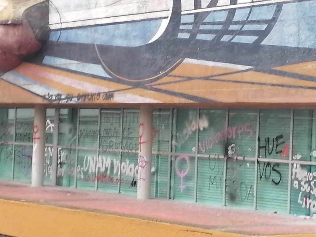 Mural de Siqueiros en la UNAM es vandalizado tras una protesta (VIDEO)