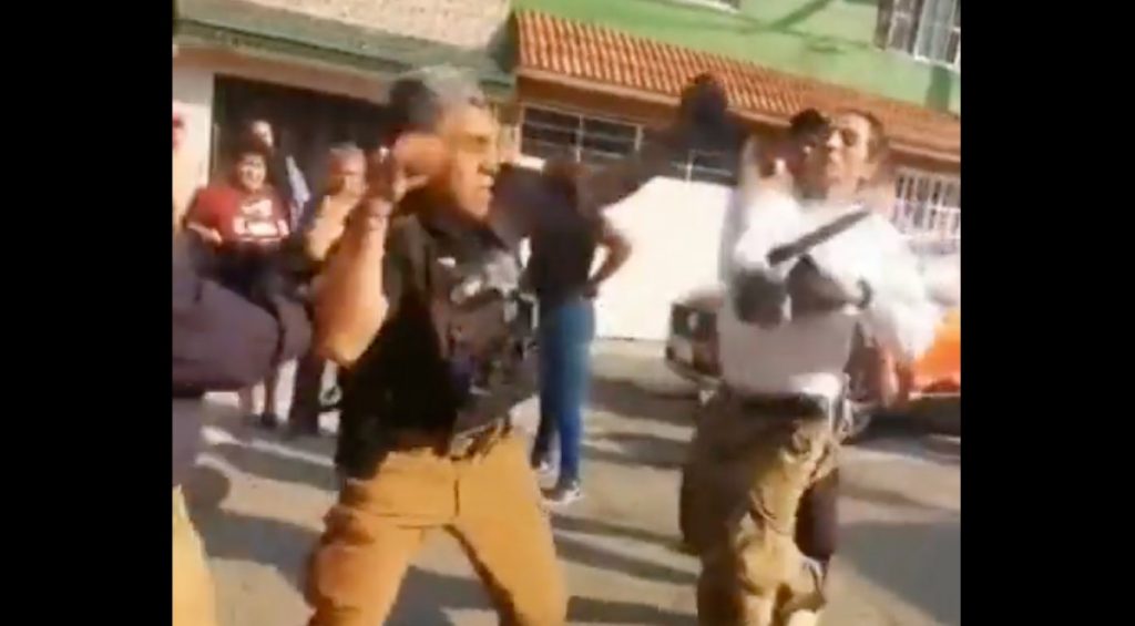 Policía de Ecatepec se "rifa un tiro" y rompe protocolos al hacer una detención (VIDEO)
