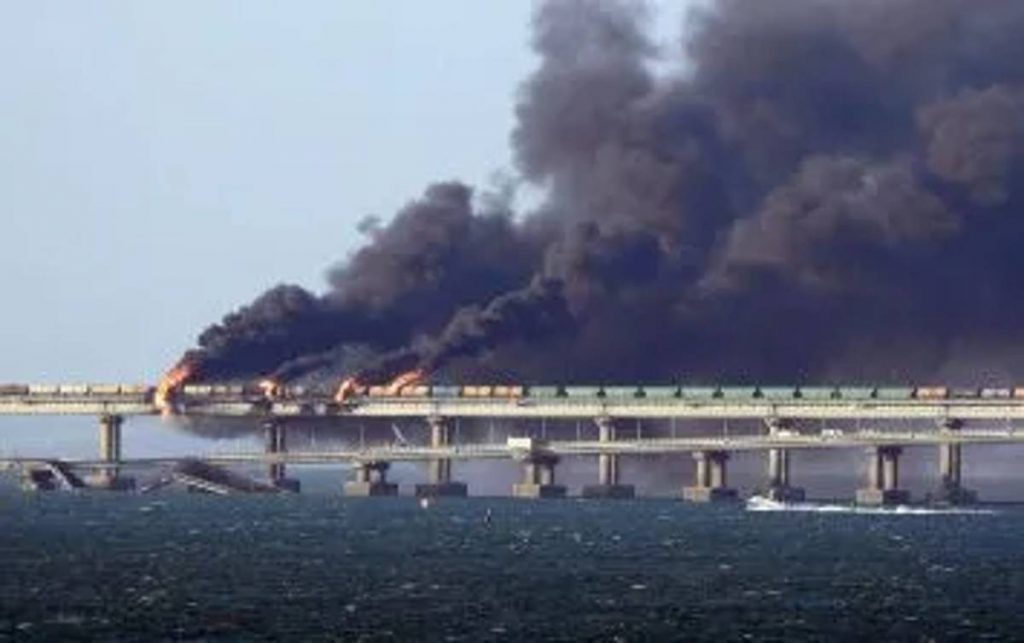 El puente del estrecho de Kerch, el único que une Rusia y Crimea, ha sido gravemente dañado por una fuerte explosión