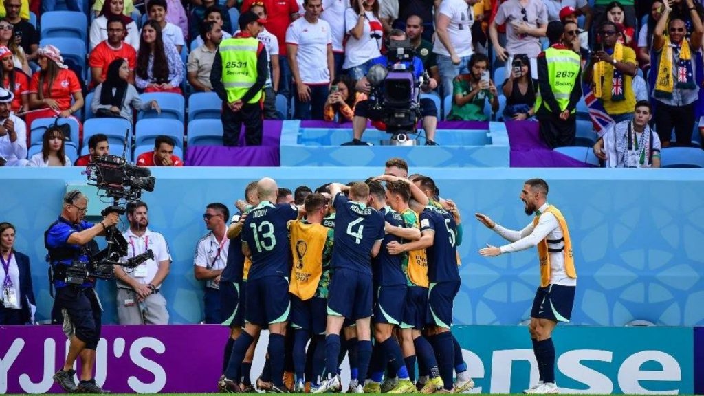 Australia solo necesitaba evitar la derrota para permanecer en la Copa del Mundo. Los Socceroos hicieron más que eso en la victoria por 1-0 sobre Túnez
