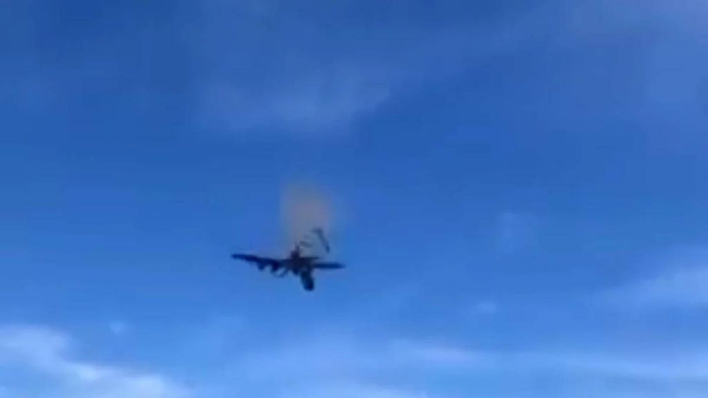 Dos aviones militares históricos chocaron este sábado durante un espectáculo en Dallas, Texas.