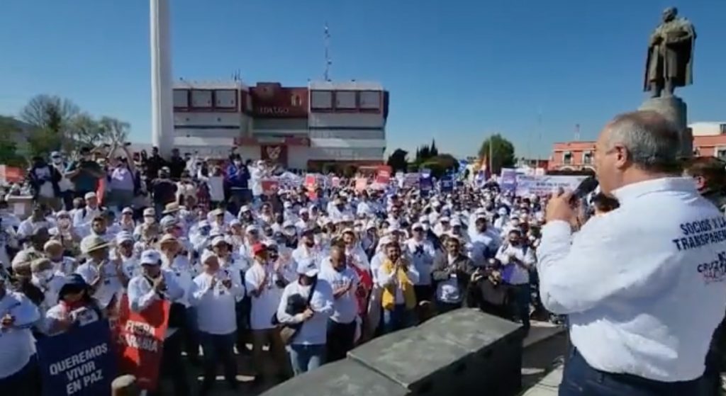 Marchan trabajadores de cooperativa Cruz Azul y exigen intervención del gobierno en conflicto