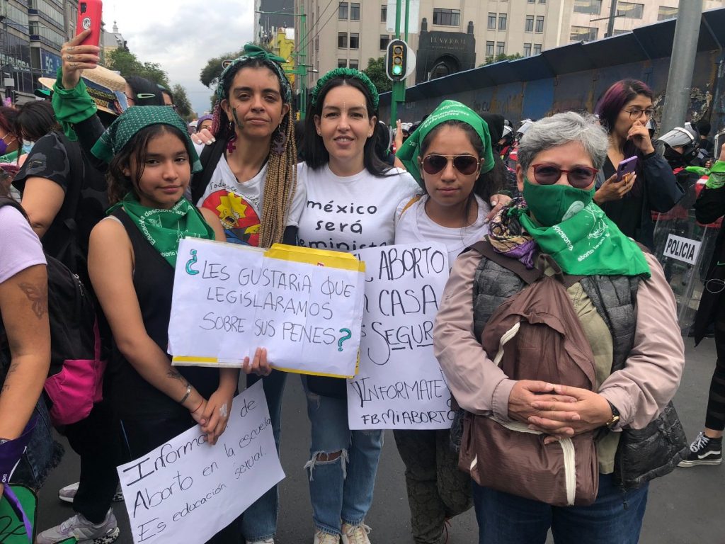Feministas anuncian que ya tenían planeada una marcha el día de la movilización de AMLO