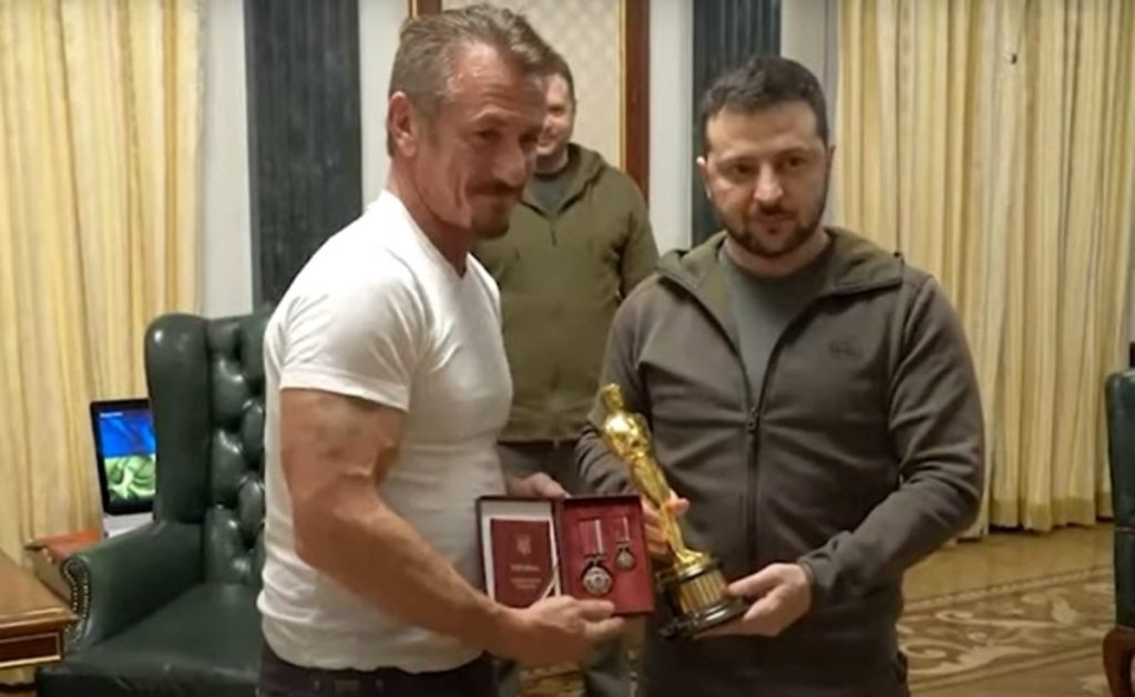Sean Penn le entrega uno de sus Óscares al Presidente ucraniano Volodímir Zelenski