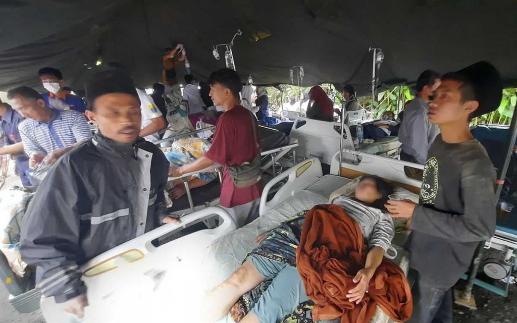 Sismo de 5.6 grados deja 56 muertos y más de 700 heridos en Indonesia (VIDEO)